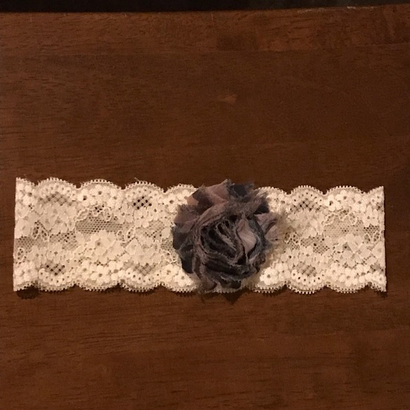 Ivory Lace Bridal Garter Camouflaged fabric flower - Picture 2 of 3